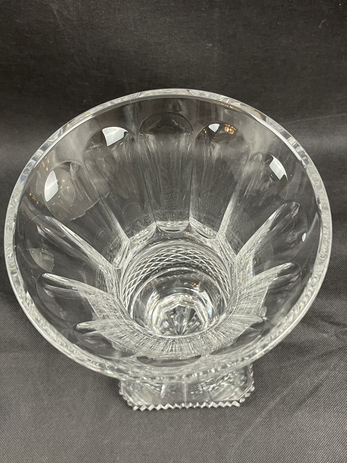 Vase en cristal taillé forme Médicis