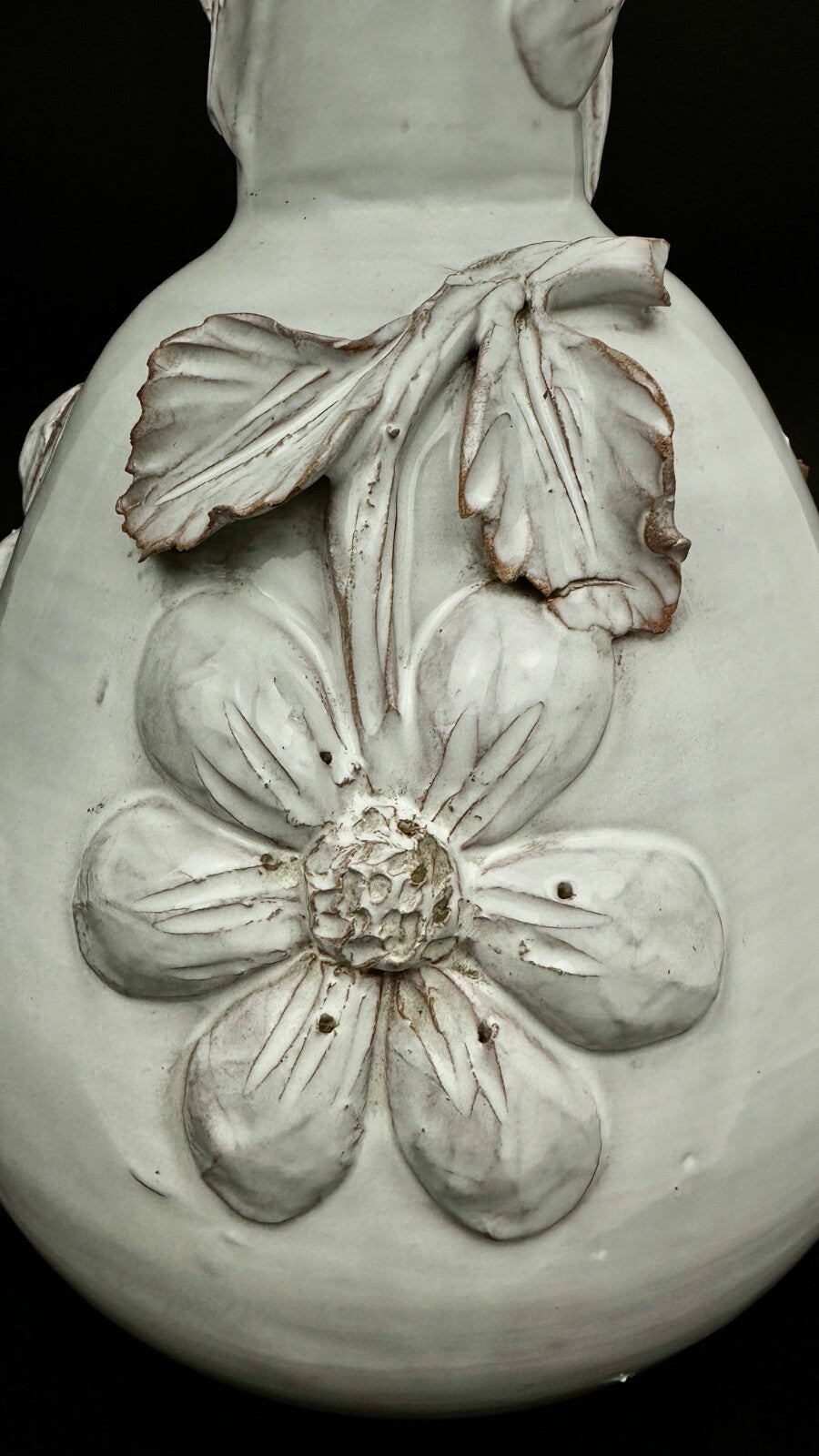 Grande lampe en céramique blanche barbotine