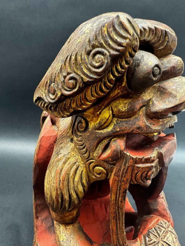 Paire de lions gardiens chinois en bois sculpté polychrome XIXe