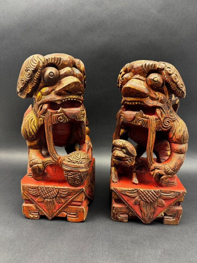 Paire de lions gardiens chinois en bois sculpté polychrome XIXe