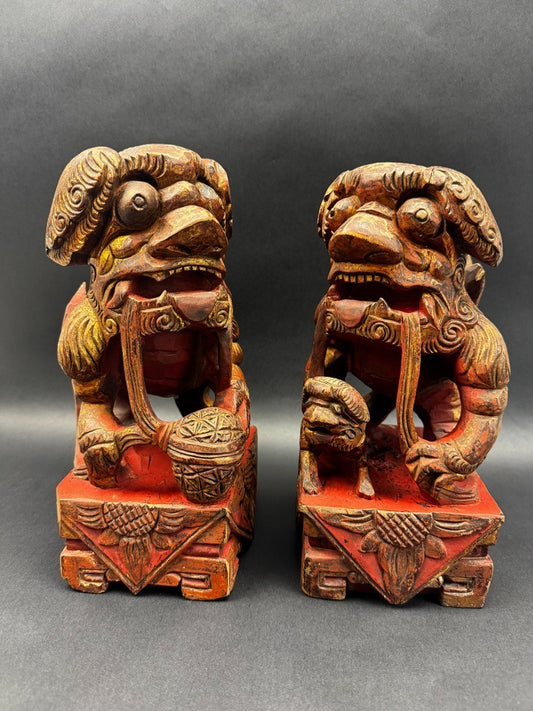 Paire de lions gardiens chinois en bois sculpté polychrome XIXe