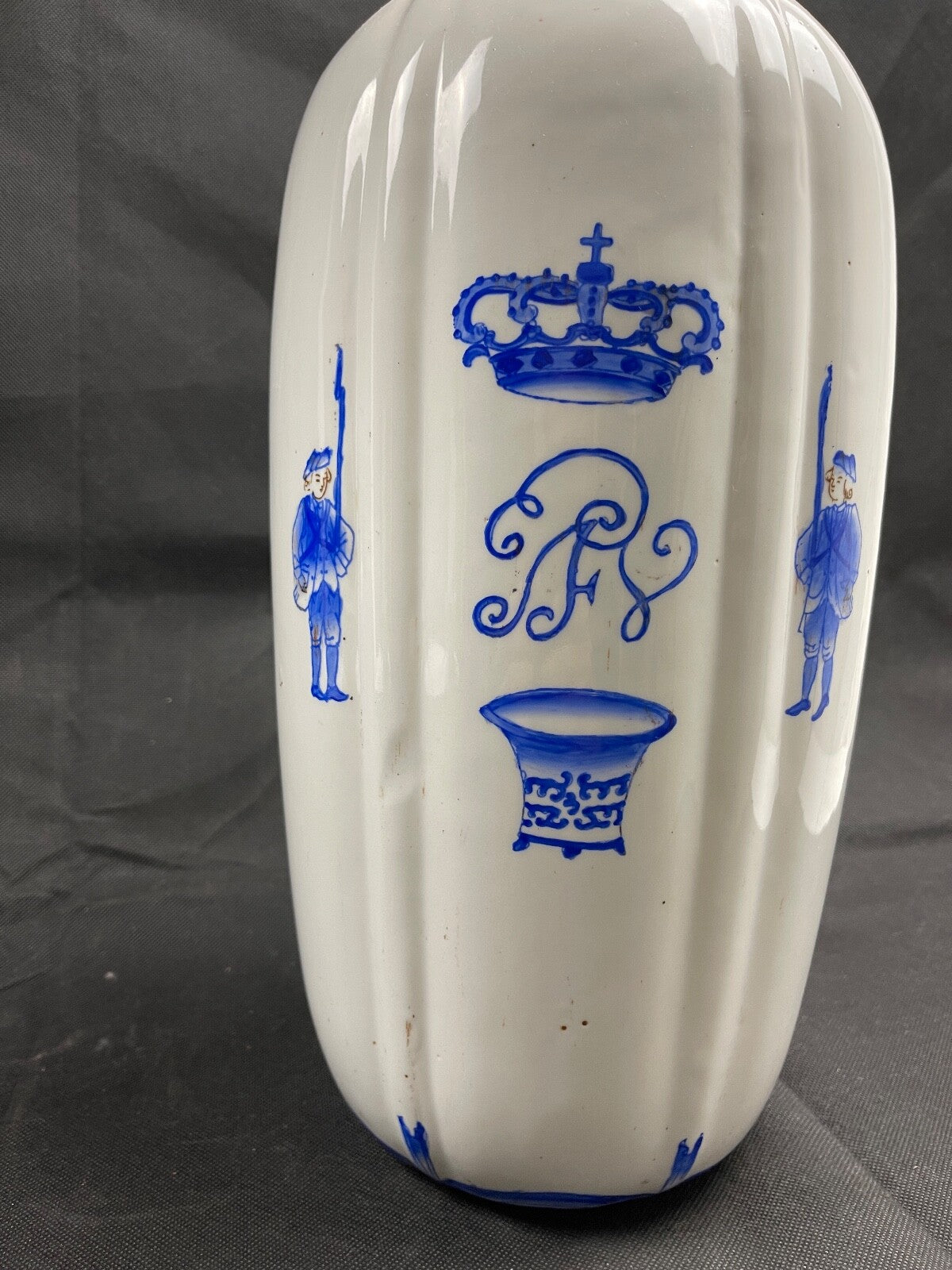 Grand pot couvert en porcelaine de Chine, décor européen