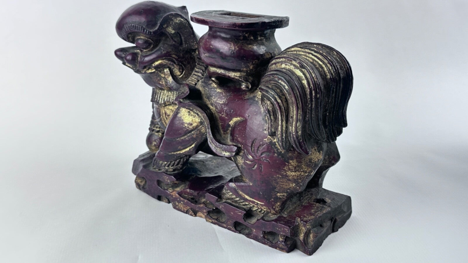 Paire de chiens de Fô en bois sculpté et doré 19ème