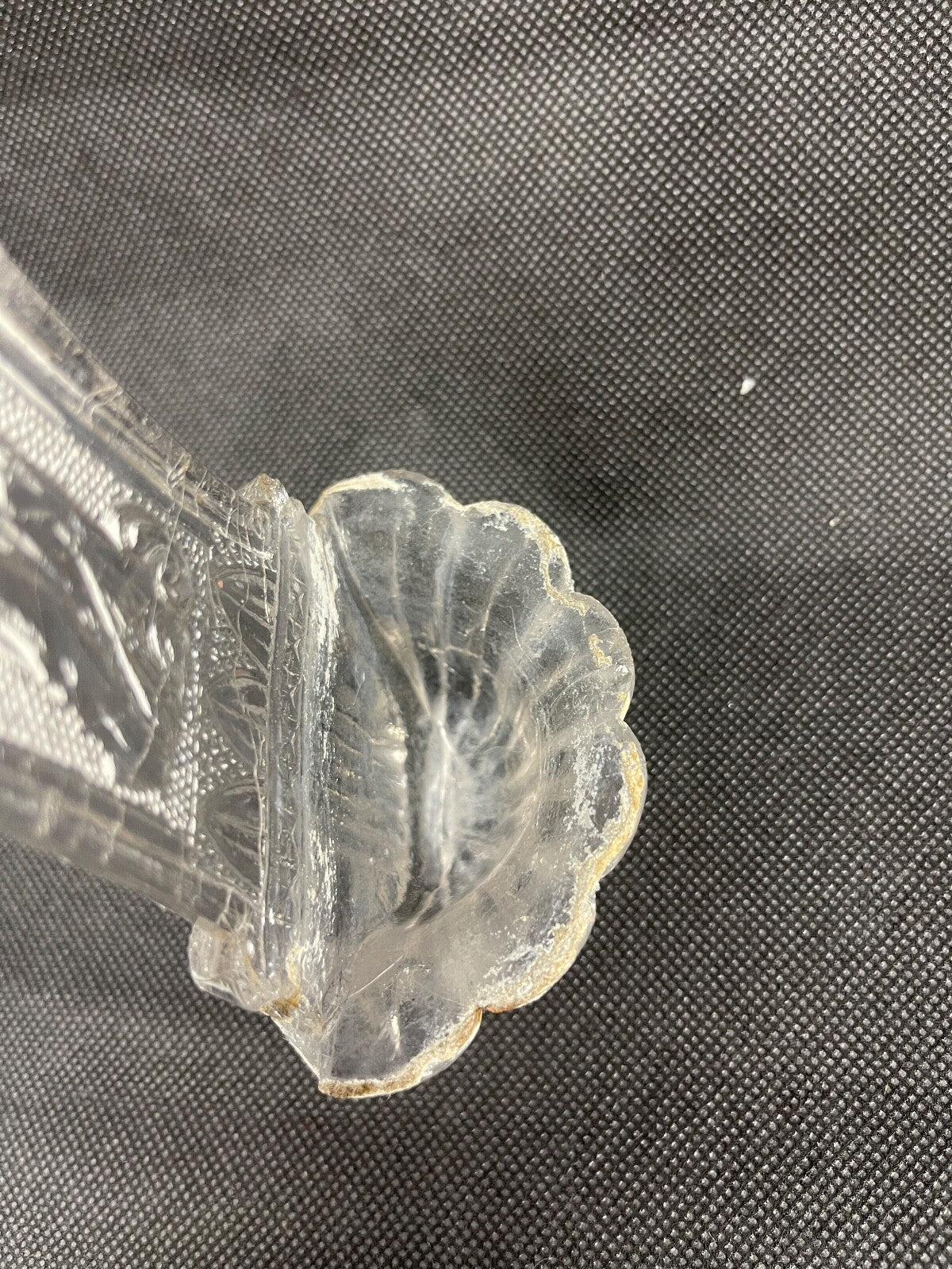 Ancien bénitier en verre moulé, Vierge à l'Enfant