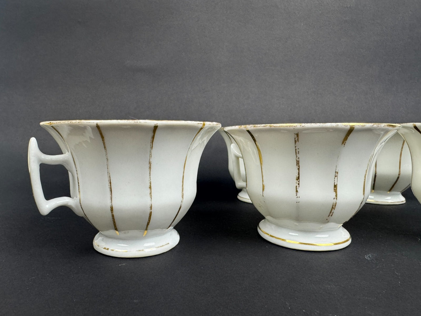 Service à thé en porcelaine blanche et or, époque fin XIXe / début XXe