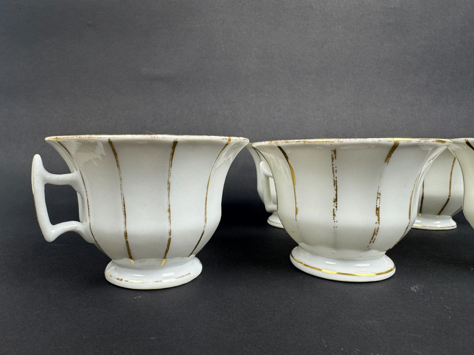 Service à thé en porcelaine blanche et or, époque fin XIXe / début XXe