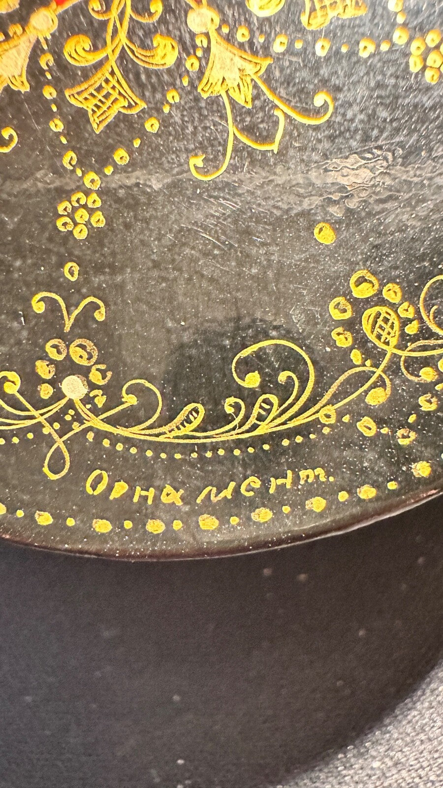 Boite en laque de Palekh, Russie, décor de volutes