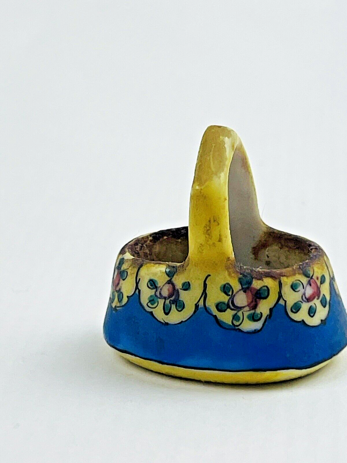 Jouet ancien pour maison de poupée,  petit panier en porcelaine