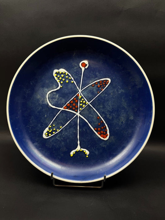 Grand plat décoratif signé André Baud, diamètre 37 cm, décor émaillé