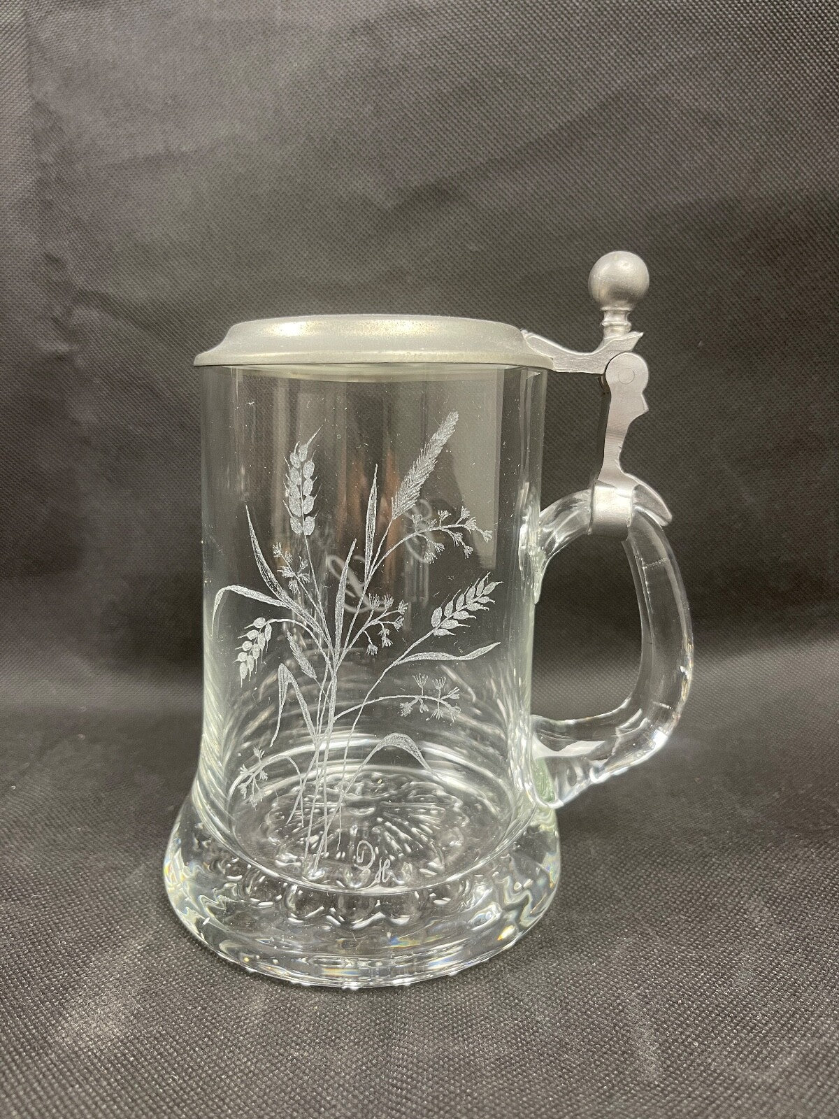 Belle chope à bière en verre gravé et étain