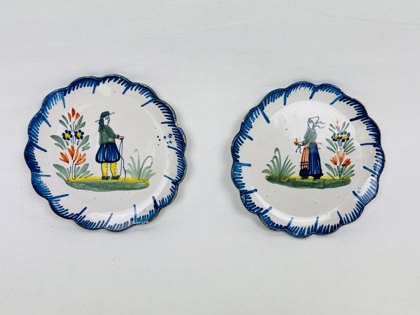 Suite de 6 assiettes miniatures en faïence Henriot Quimper, poupée, beurre