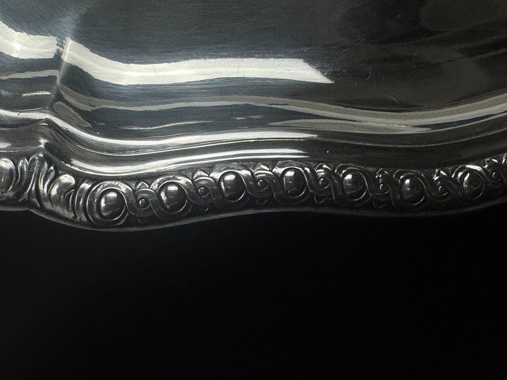 Christofle, important plateau de service en métal argenté décor de mascarons