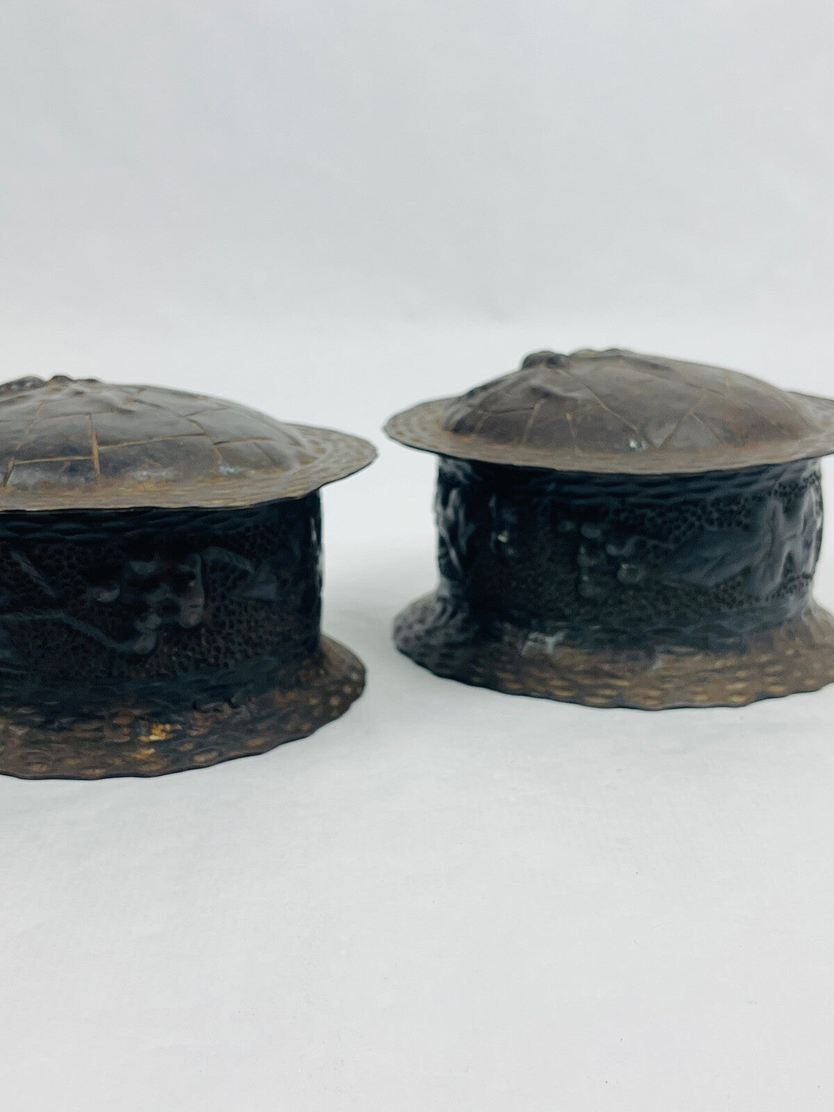 Paire de pots couverts en métal repoussé et martelé asiatiques, Chine, Japon....
