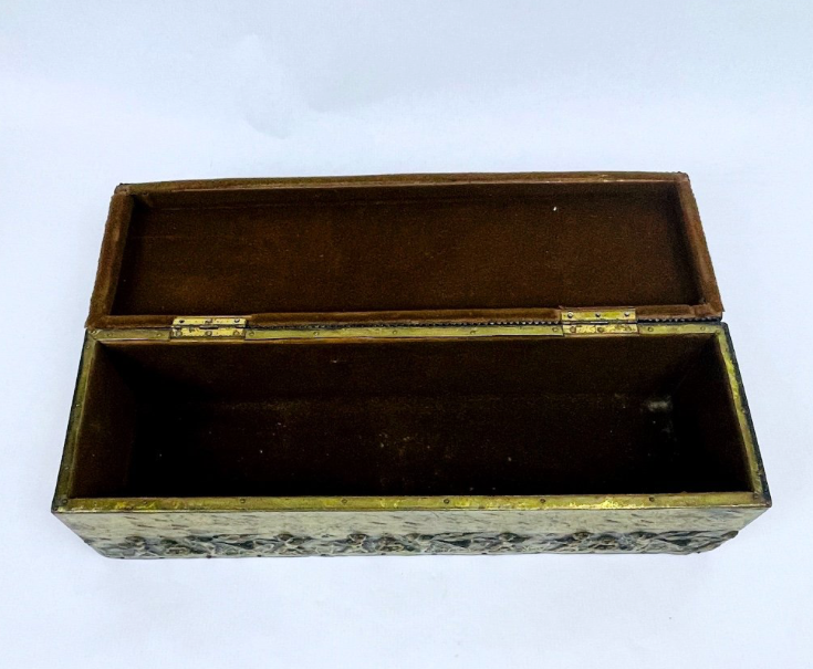 Boîte à Bijoux Ou Boîte à Gants, Bois Et Cuivre Repoussé