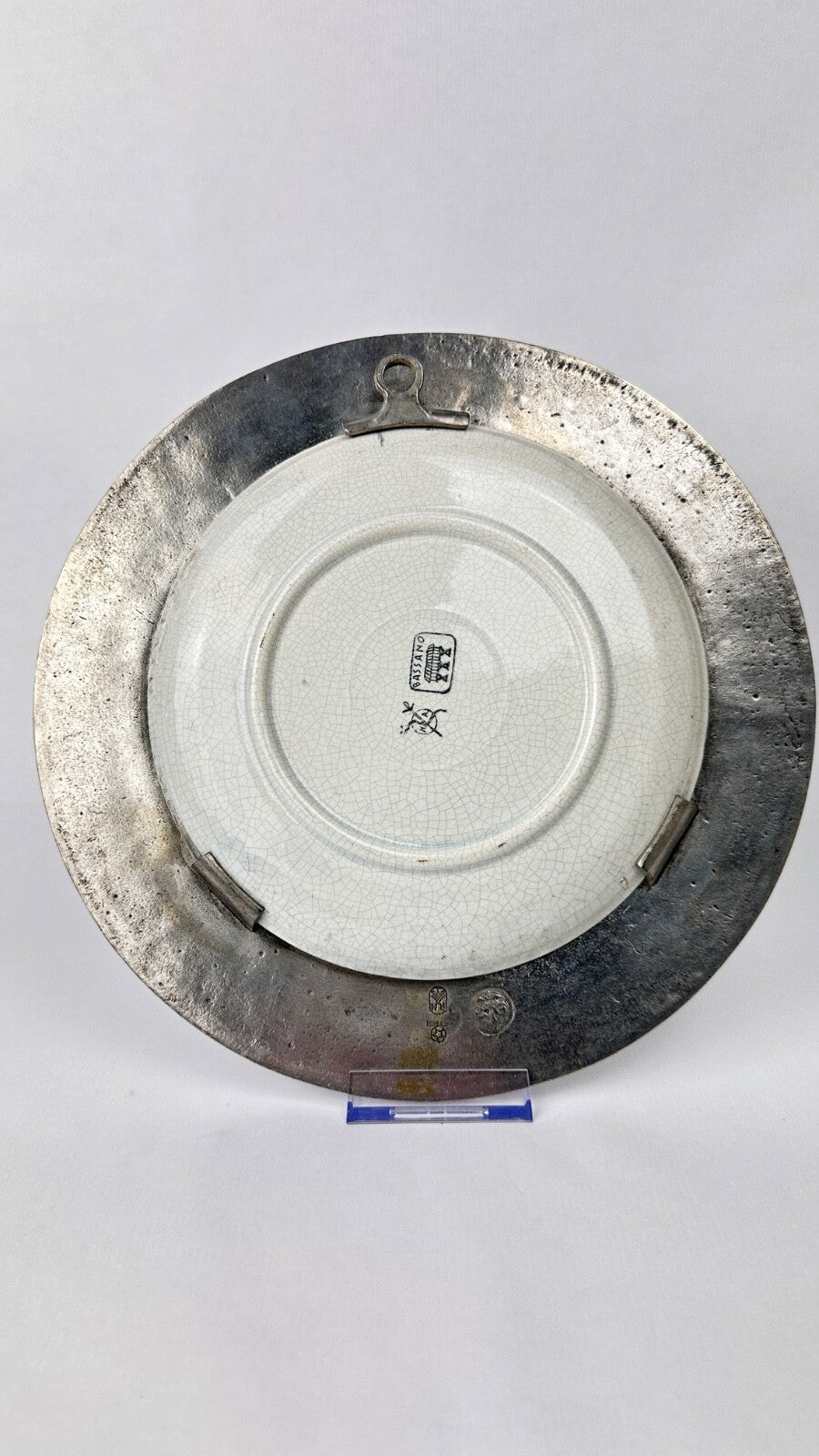 Assiette murale décorative faïence et étain aux fleurs de printemps