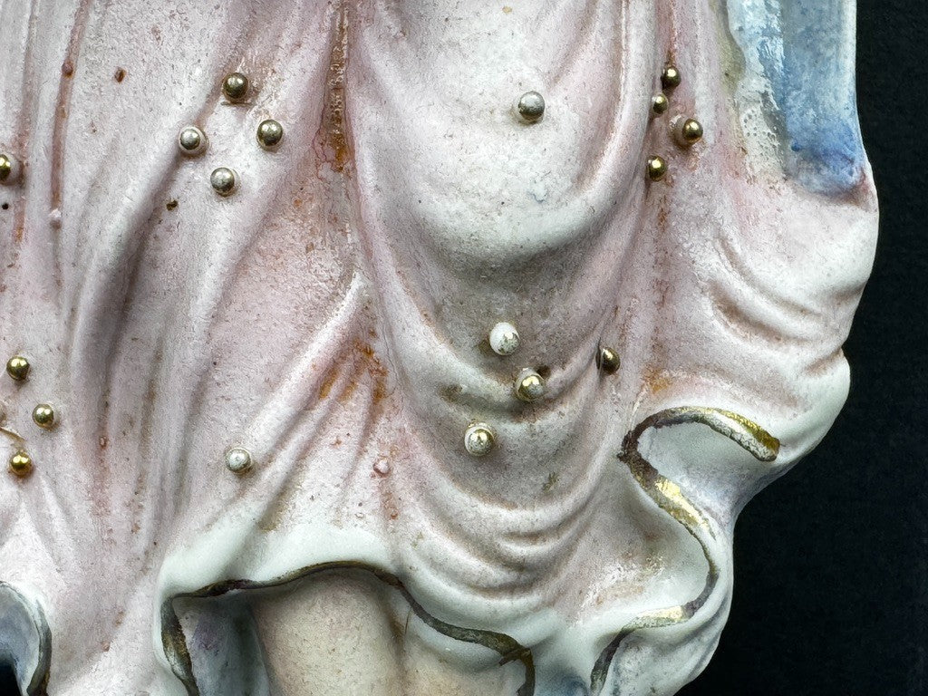 Bénitier mural ange en biscuit de porcelaine polychrome XIXe