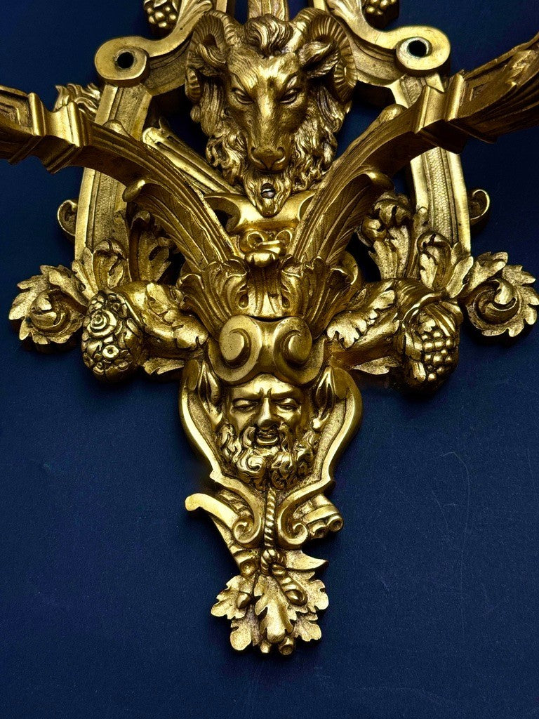 Paire d’importantes appliques en bronze doré, style Louis XVI, époque XIXe