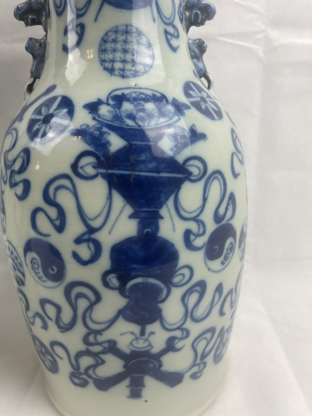 Paire de vases balustres en porcelaine de Chine, dynastie Qing