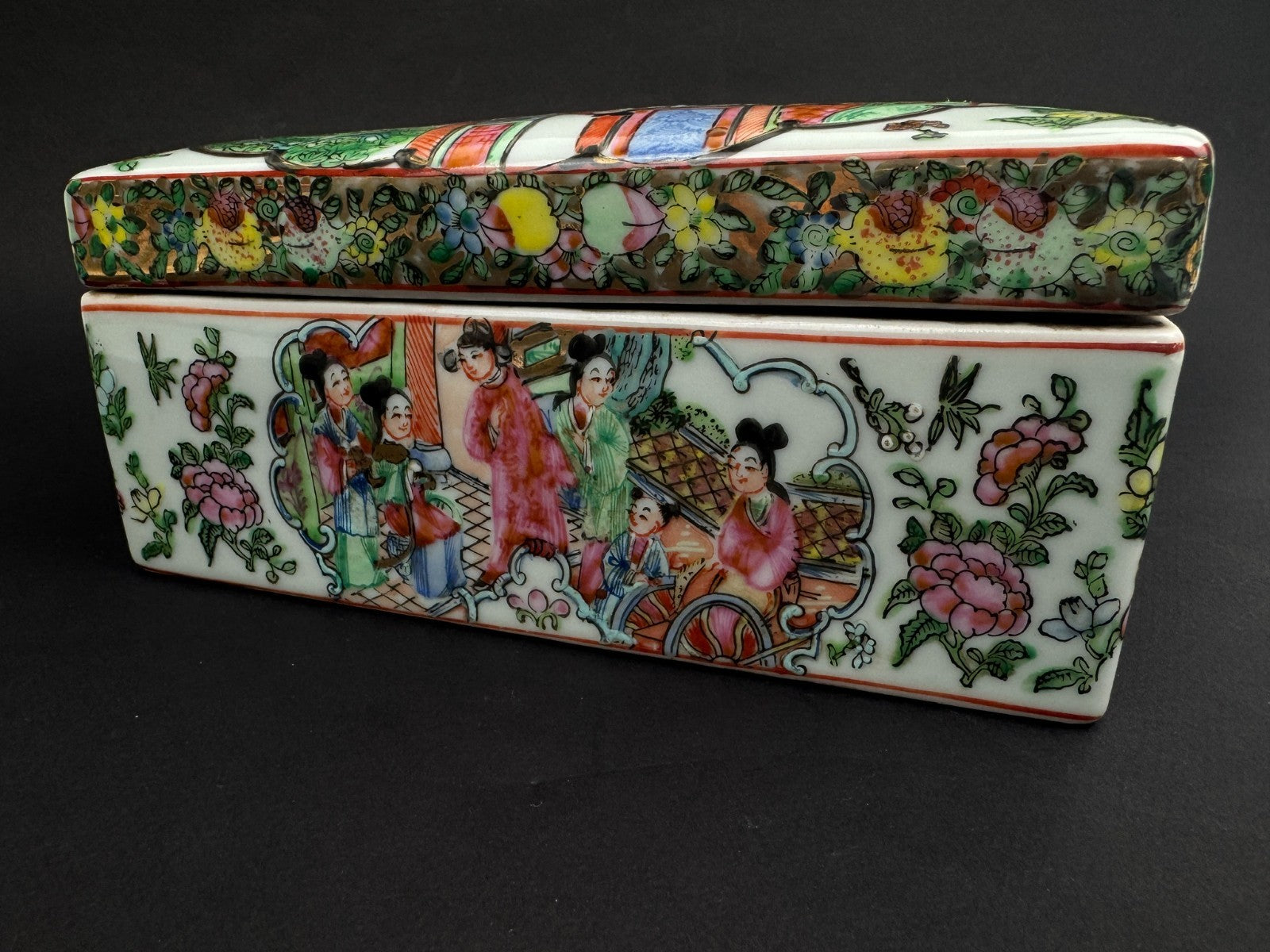 Boîte rectangulaire en porcelaine de Canton – décor famille rose – Chine