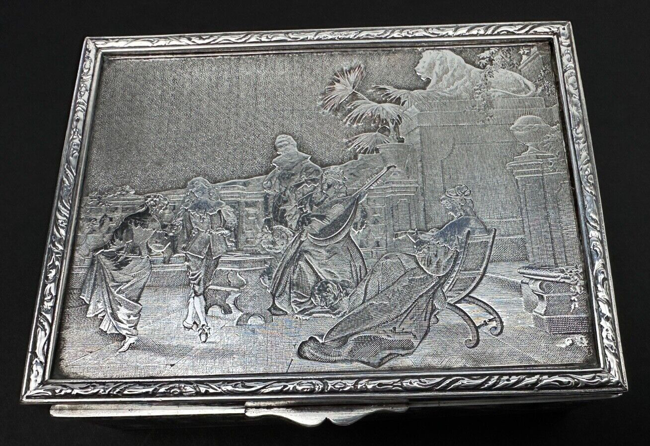 Coffret à Bijoux En Cuivre Argenté à décor de scène de danse