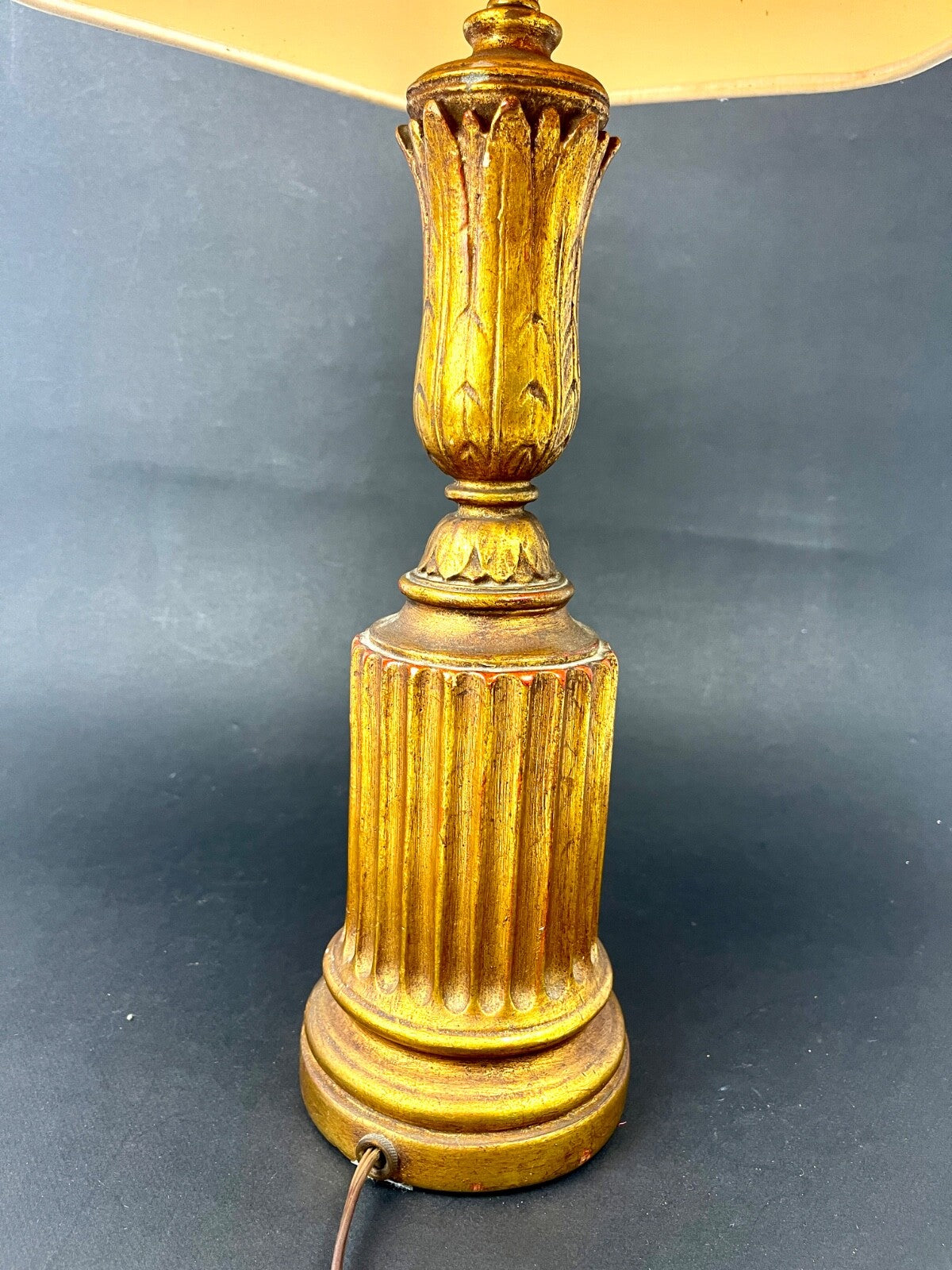 Pied De Lampe En Bois Doré De Forme Colonne