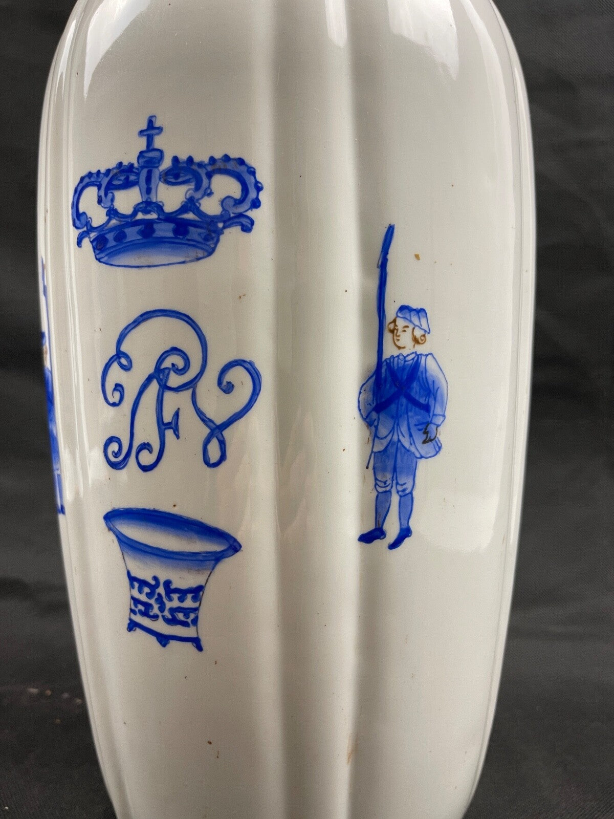 Grand pot couvert en porcelaine de Chine, décor européen