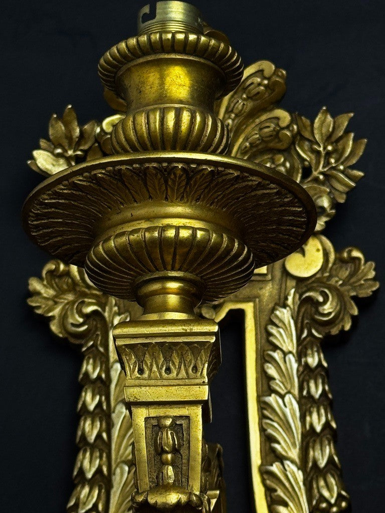 Paire d’importantes appliques en bronze doré, style Louis XVI, époque XIXe