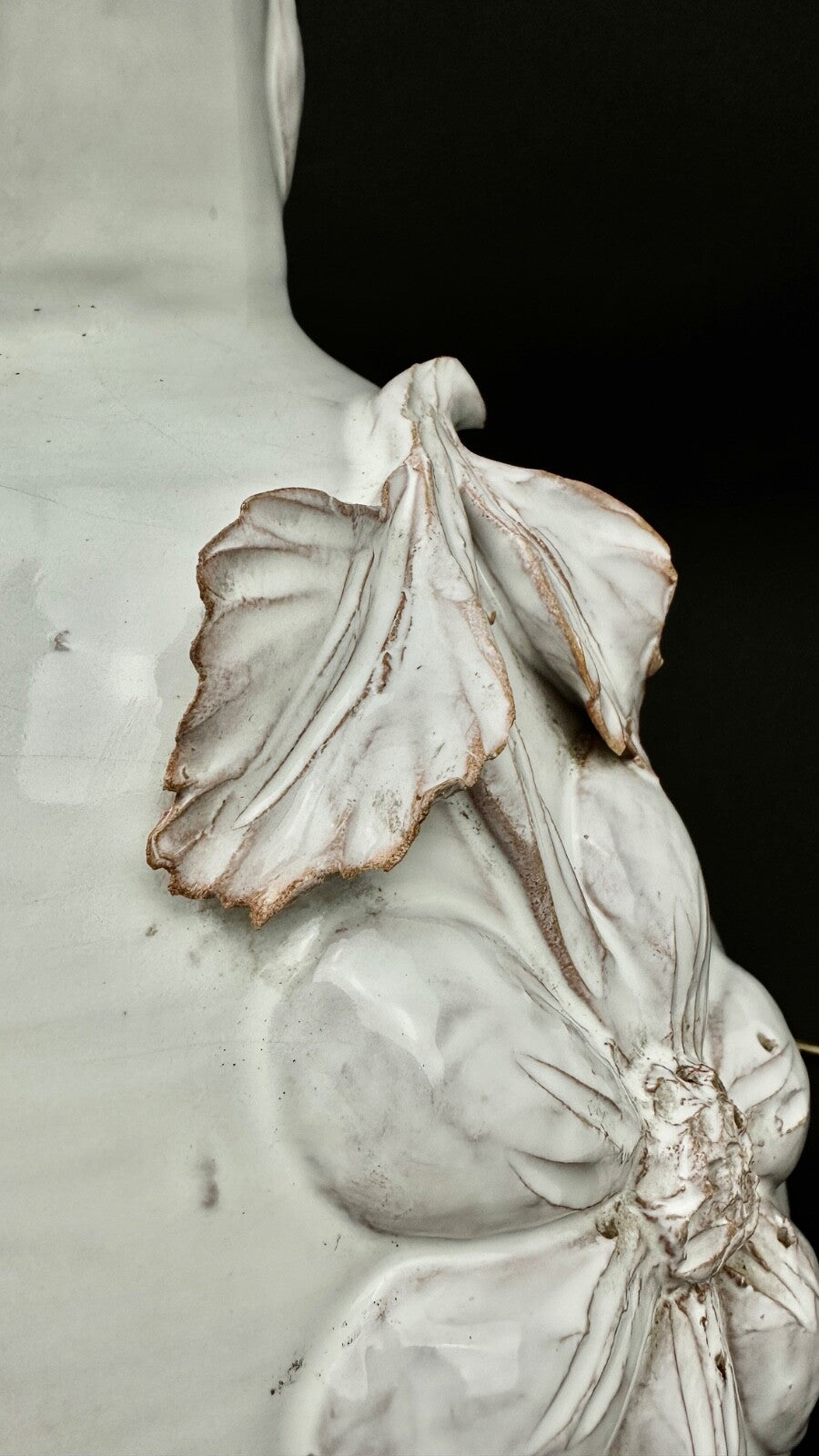Grande lampe en céramique blanche barbotine