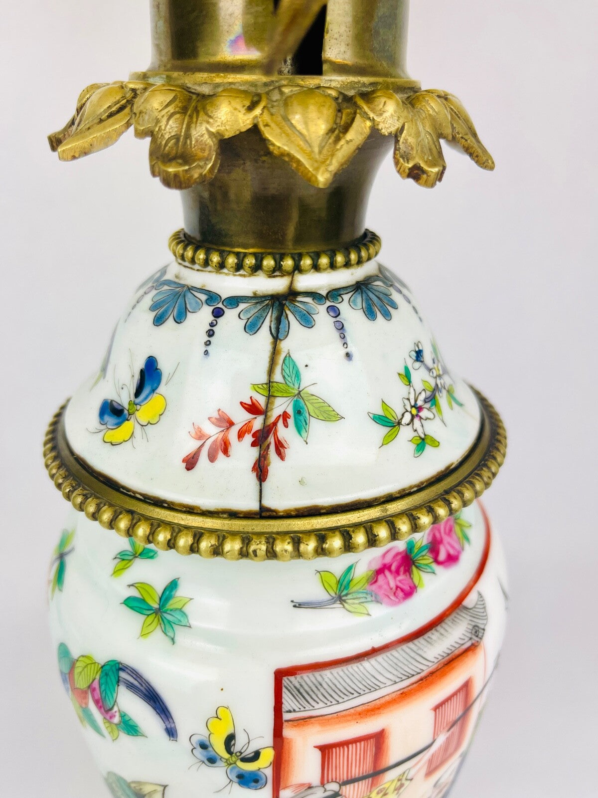 Lampe En Porcelaine De Chine Et Bronze Doré, Dragon Et Scène Guerrière