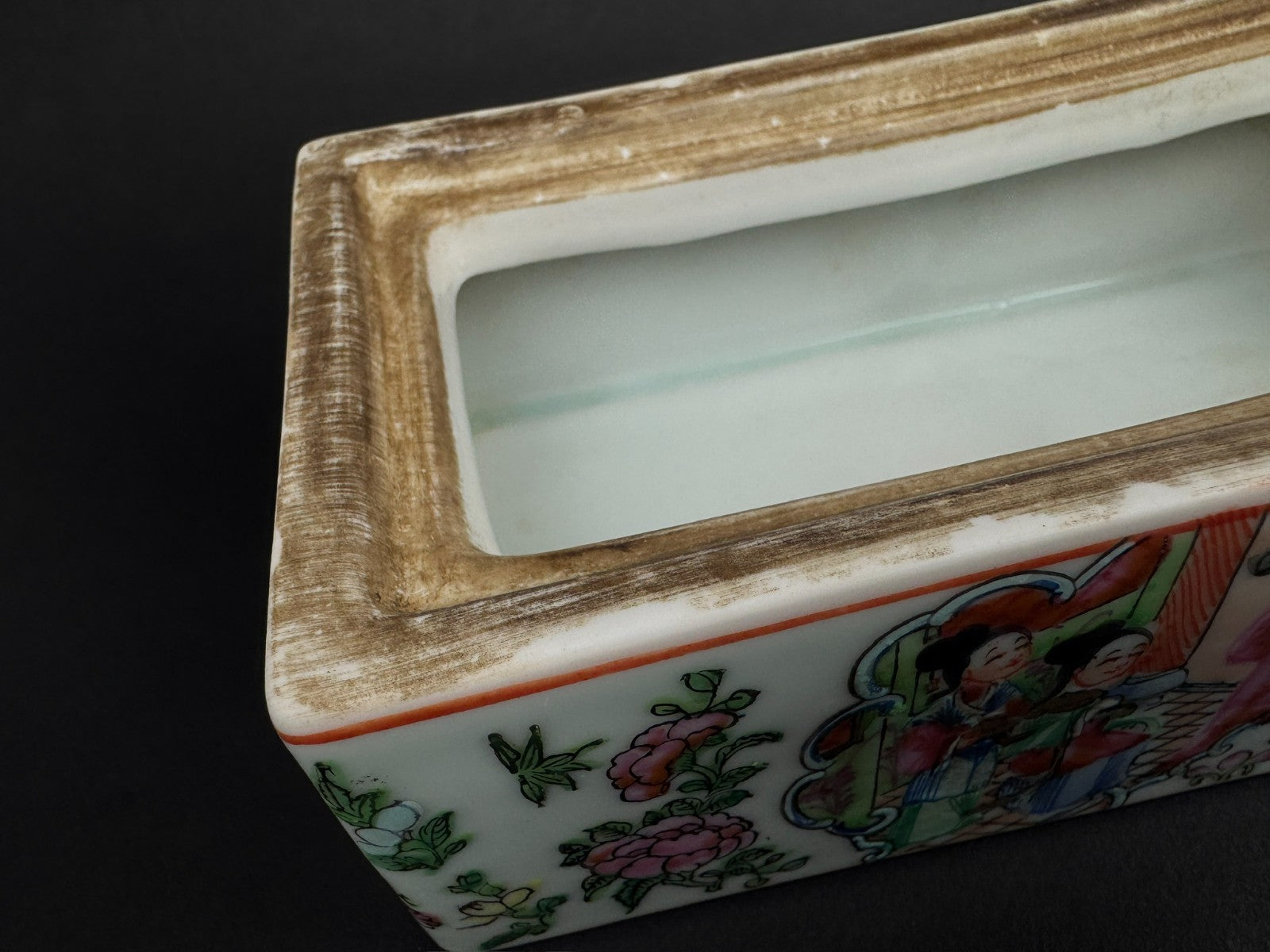 Boîte rectangulaire en porcelaine de Canton – décor famille rose – Chine