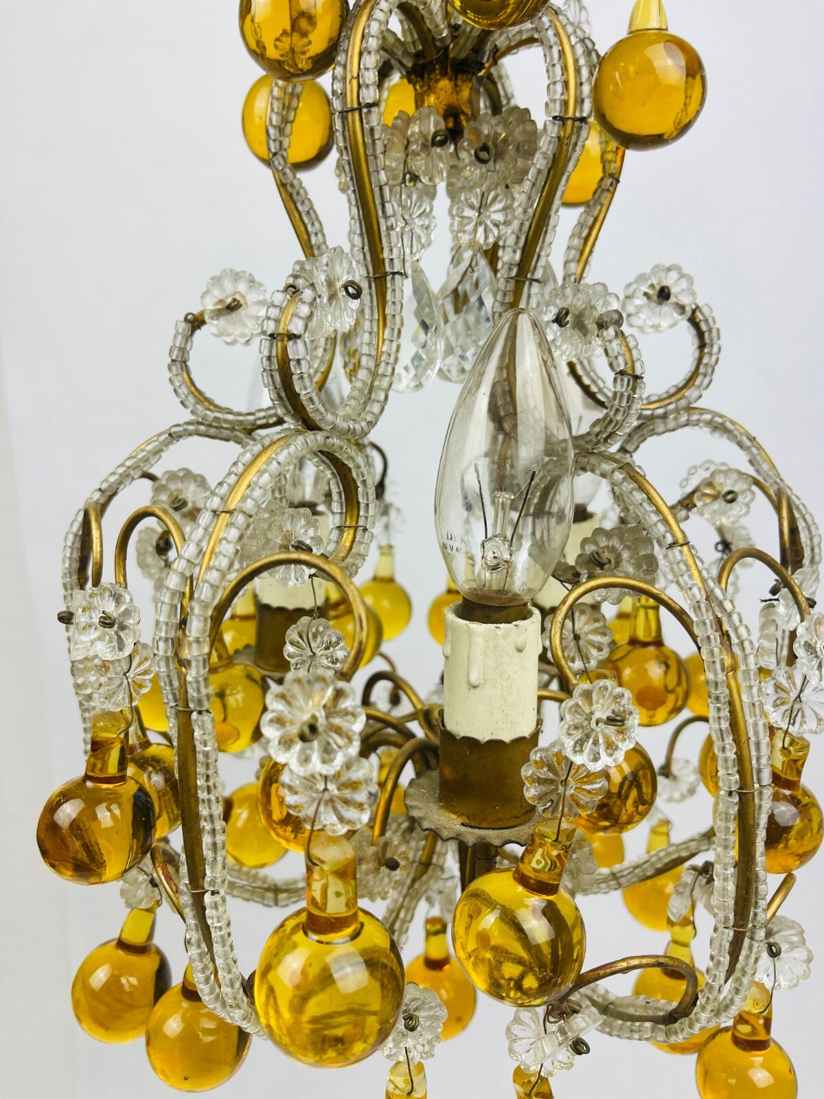 Petit lustre en perles de cristal, gouttes ambrées et laiton, Années 20/30
