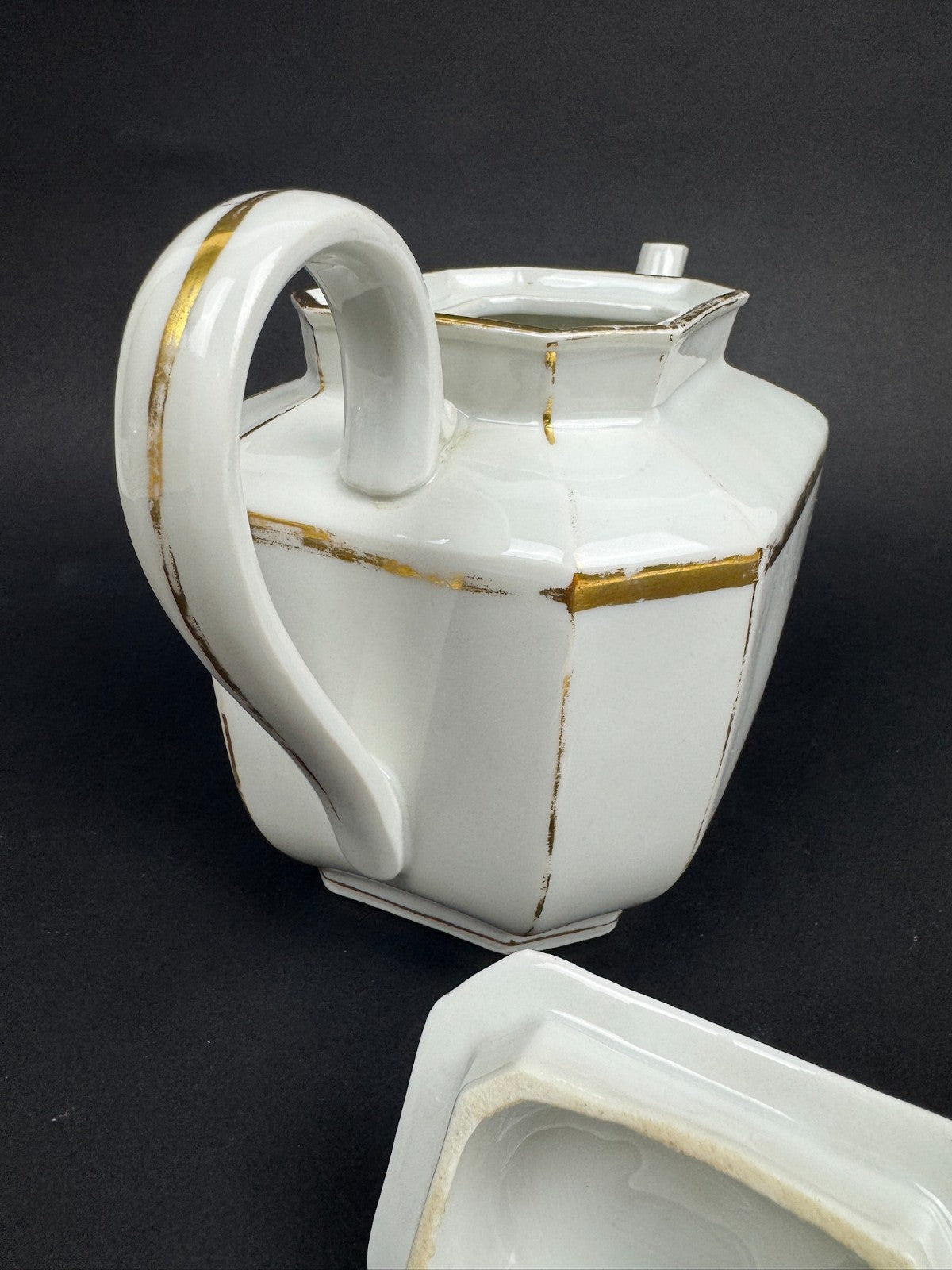 Service à thé en porcelaine blanche et or, époque fin XIXe / début XXe