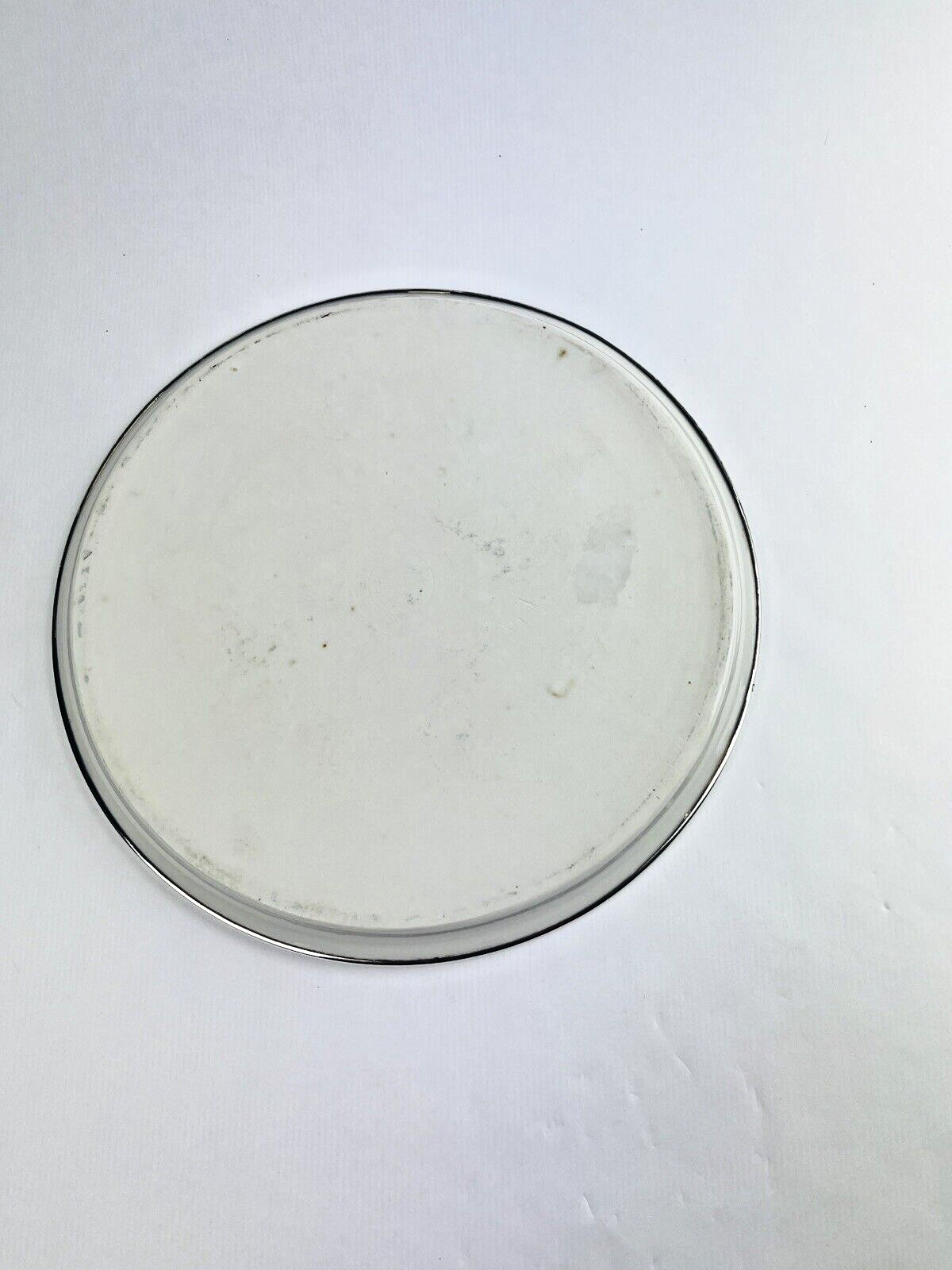 Ancien plat en porcelaine cerclé d'argent, décor de perroquets