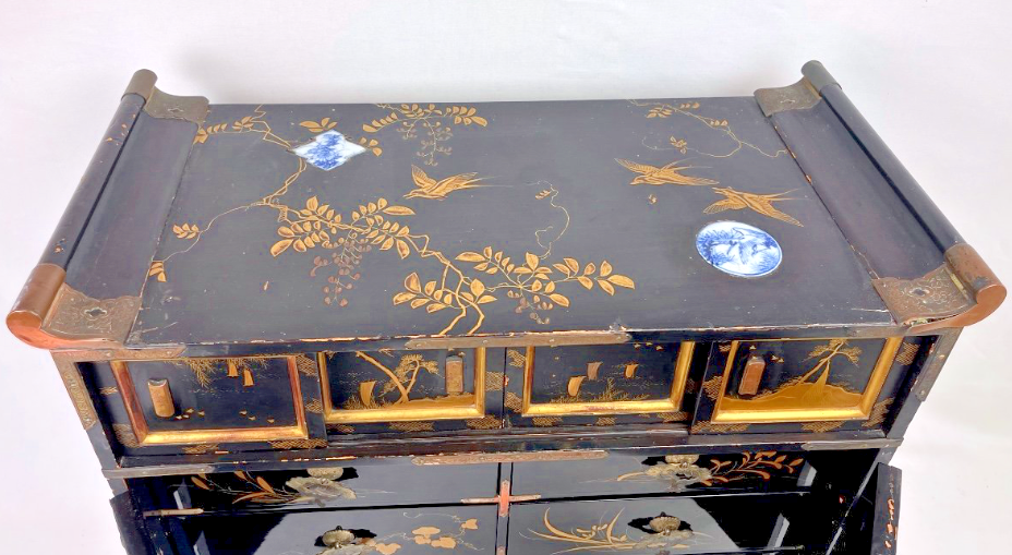 Cabinet En Laque Et Plaques De Porcelaine, Japon 19ème