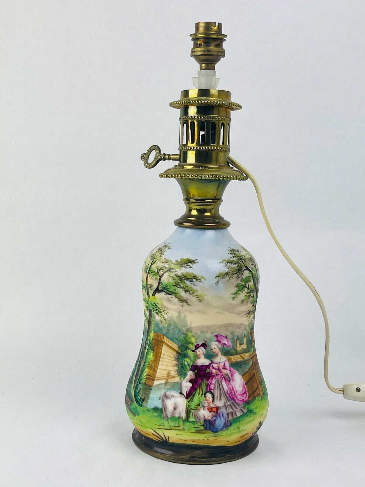 Pied de lampe à huile en porcelaine de Paris à décor polychrome