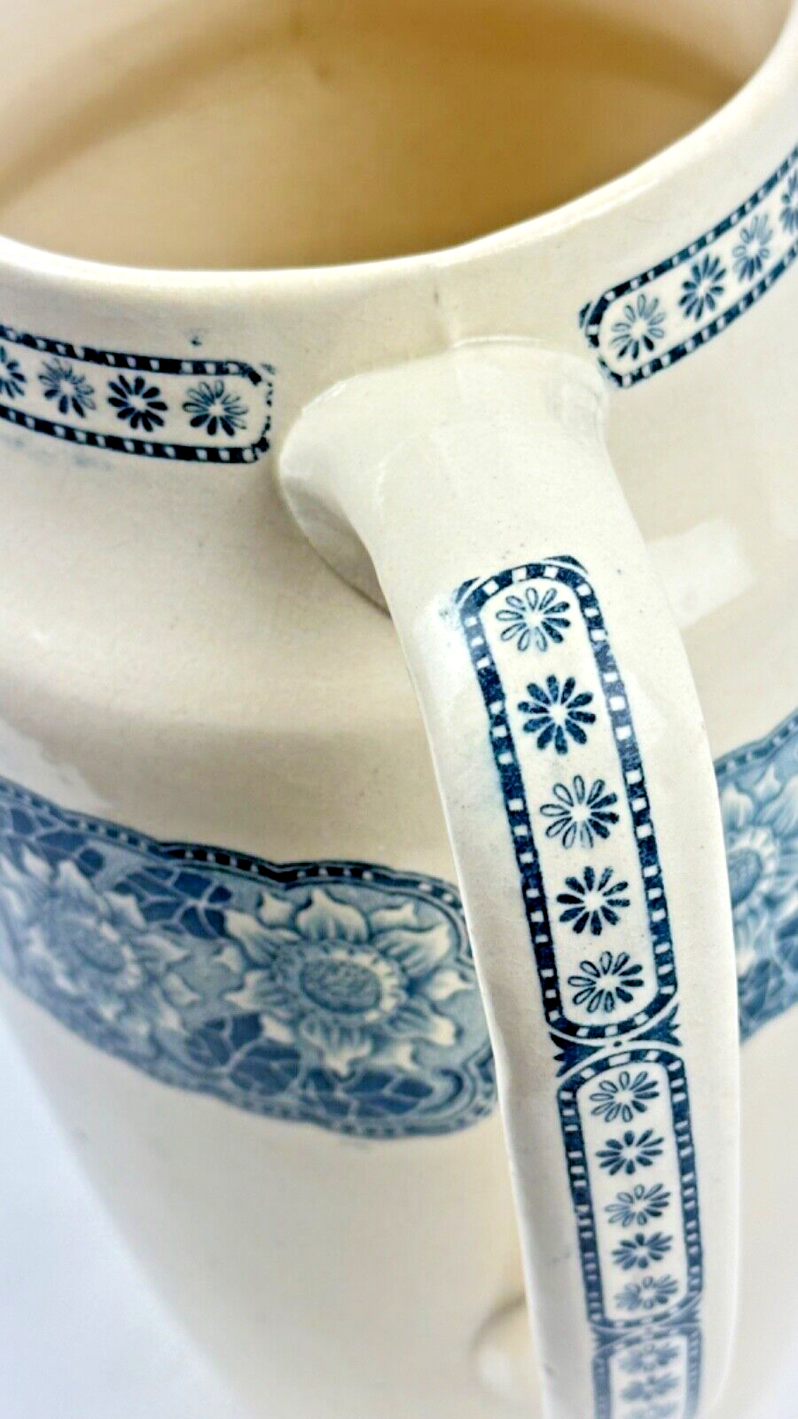 Broc et vasque en faience Longchamp modèle Thèbes