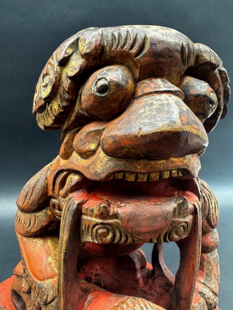 Paire de lions gardiens chinois en bois sculpté polychrome XIXe