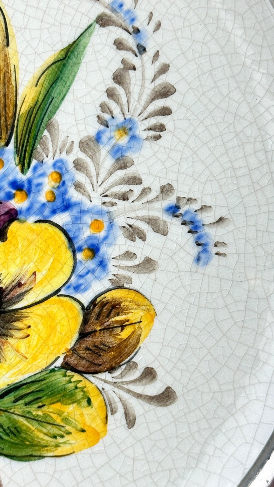 Assiette murale décorative faïence et étain aux fleurs de printemps