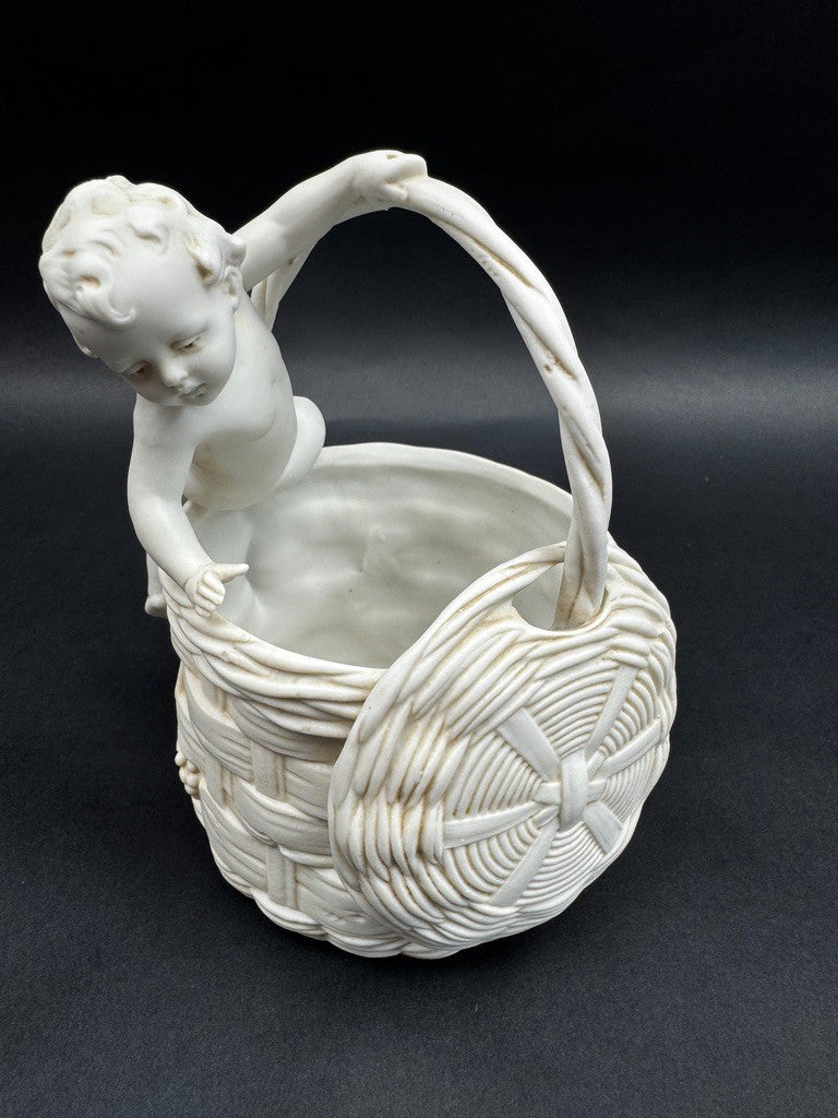 Corbeille en porcelaine blanche à décor de putto, XIXe siècle, 13 cm