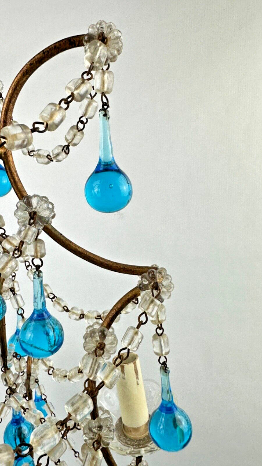 Lustre à pampilles italien perles bleues et bois doré