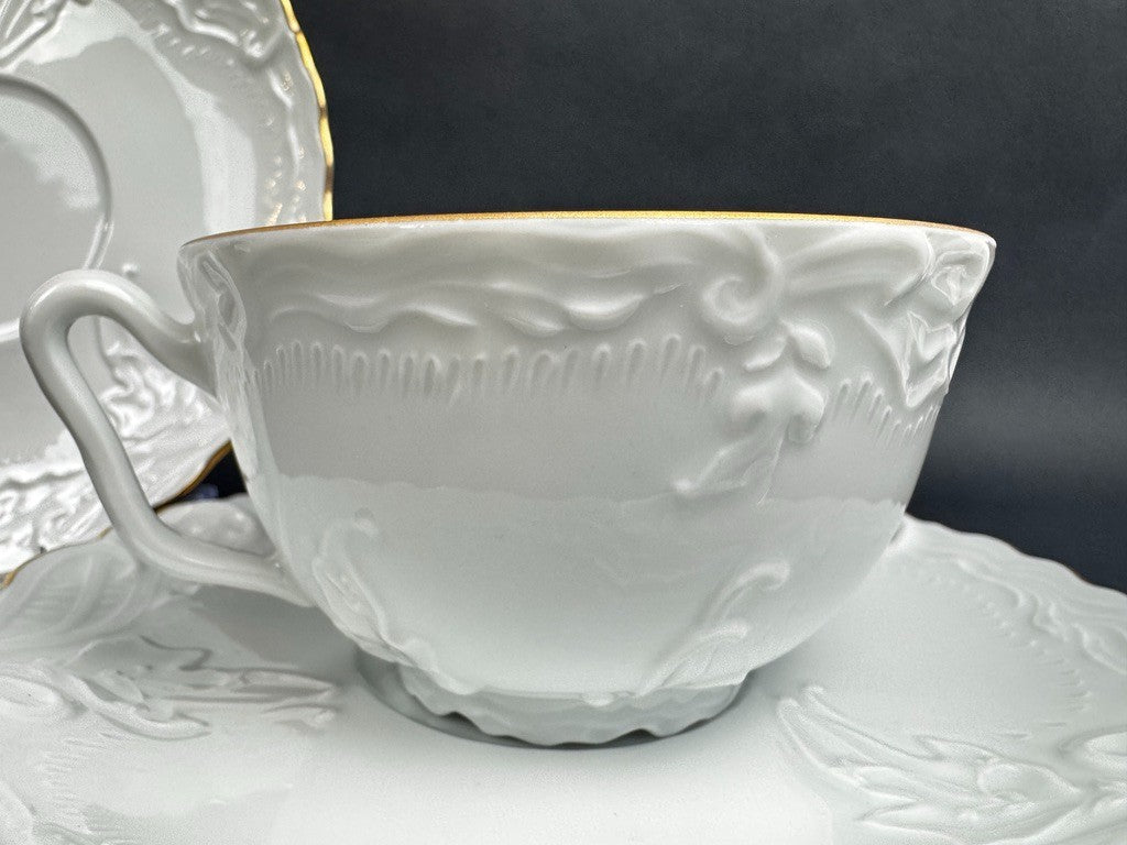 Tasses et soucoupes Tharaud Limoges porcelaine blanche relief doré