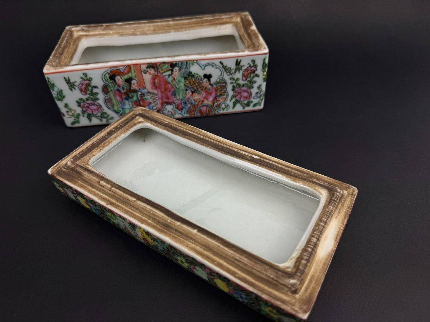 Boîte rectangulaire en porcelaine de Canton – décor famille rose – Chine