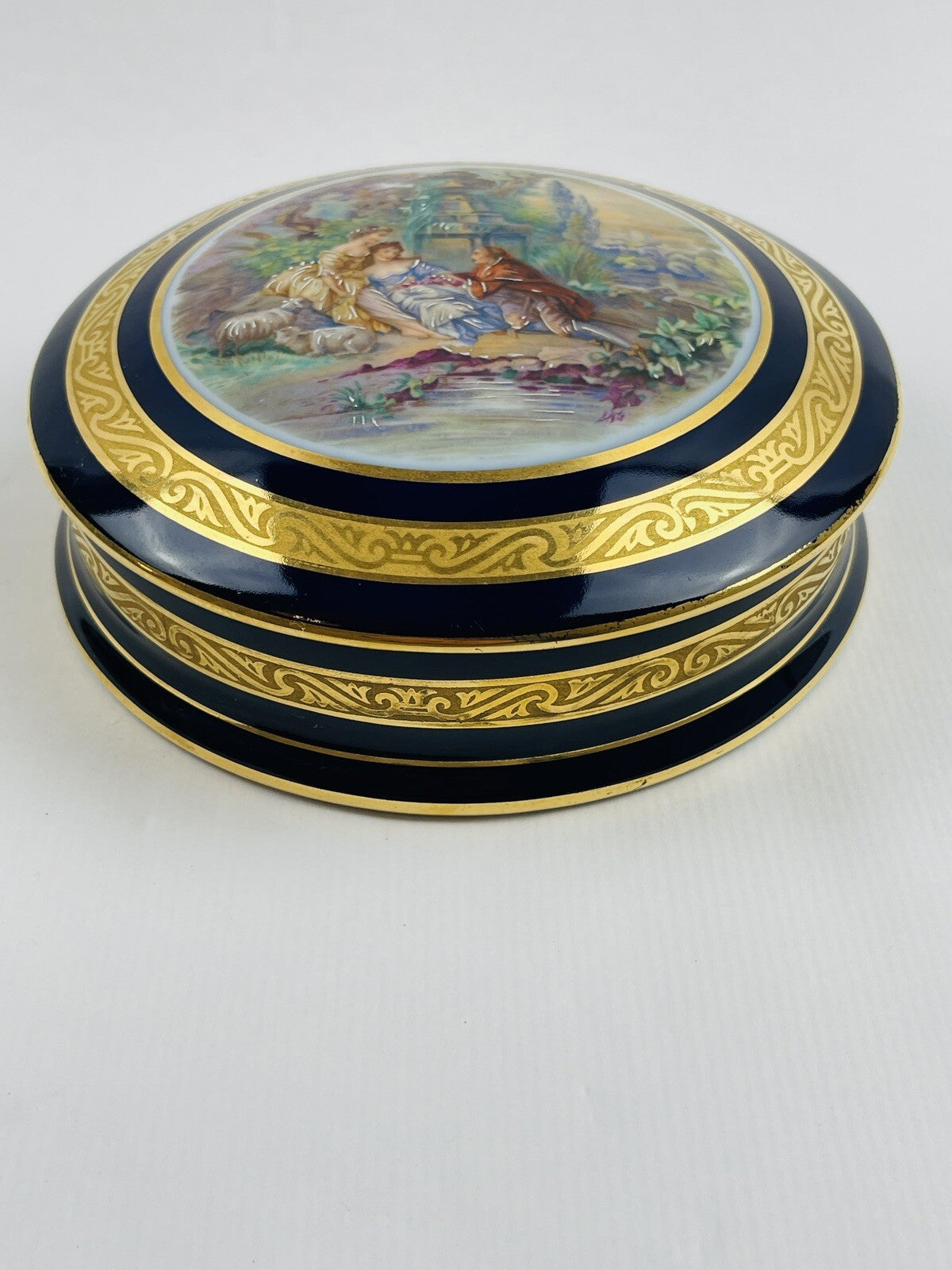 Bonbonnière en porcelaine de Limoges bleu de four et scène galante