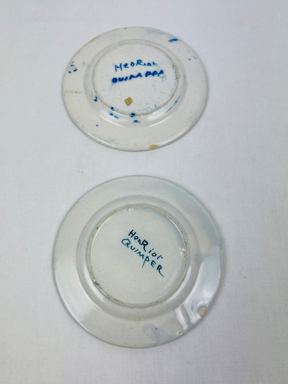 Deux assiettes miniatures en faïence Henriot Quimper, poupée, beurre