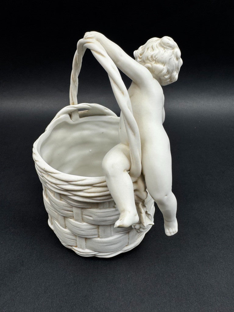 Corbeille en porcelaine blanche à décor de putto, XIXe siècle, 13 cm