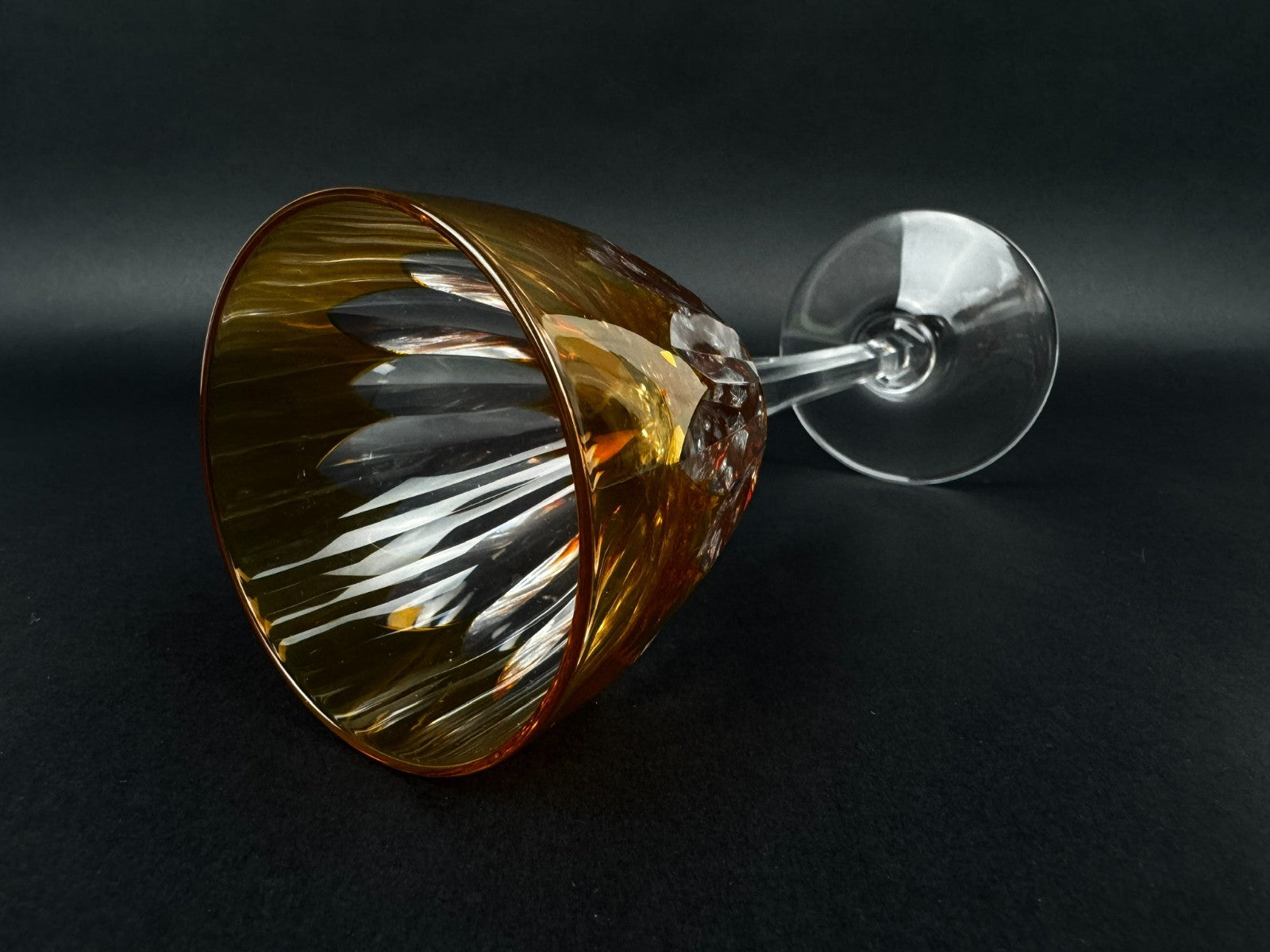 Verre à vin Baccarat – Modèle Cassino – Cristal ambre doublé taillé – 19 cm