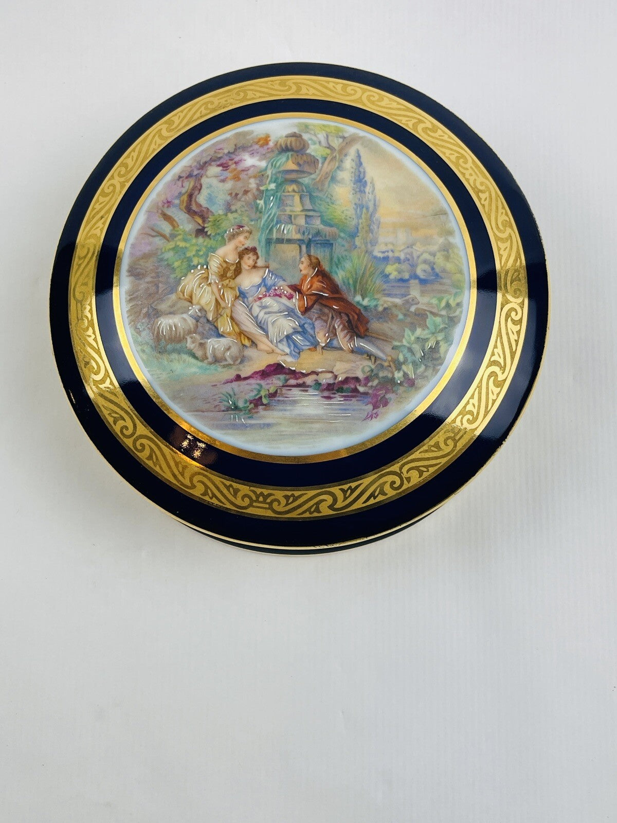 Bonbonnière en porcelaine de Limoges bleu de four et scène galante