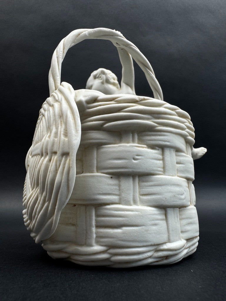 Corbeille en porcelaine blanche à décor de putto, XIXe siècle, 13 cm