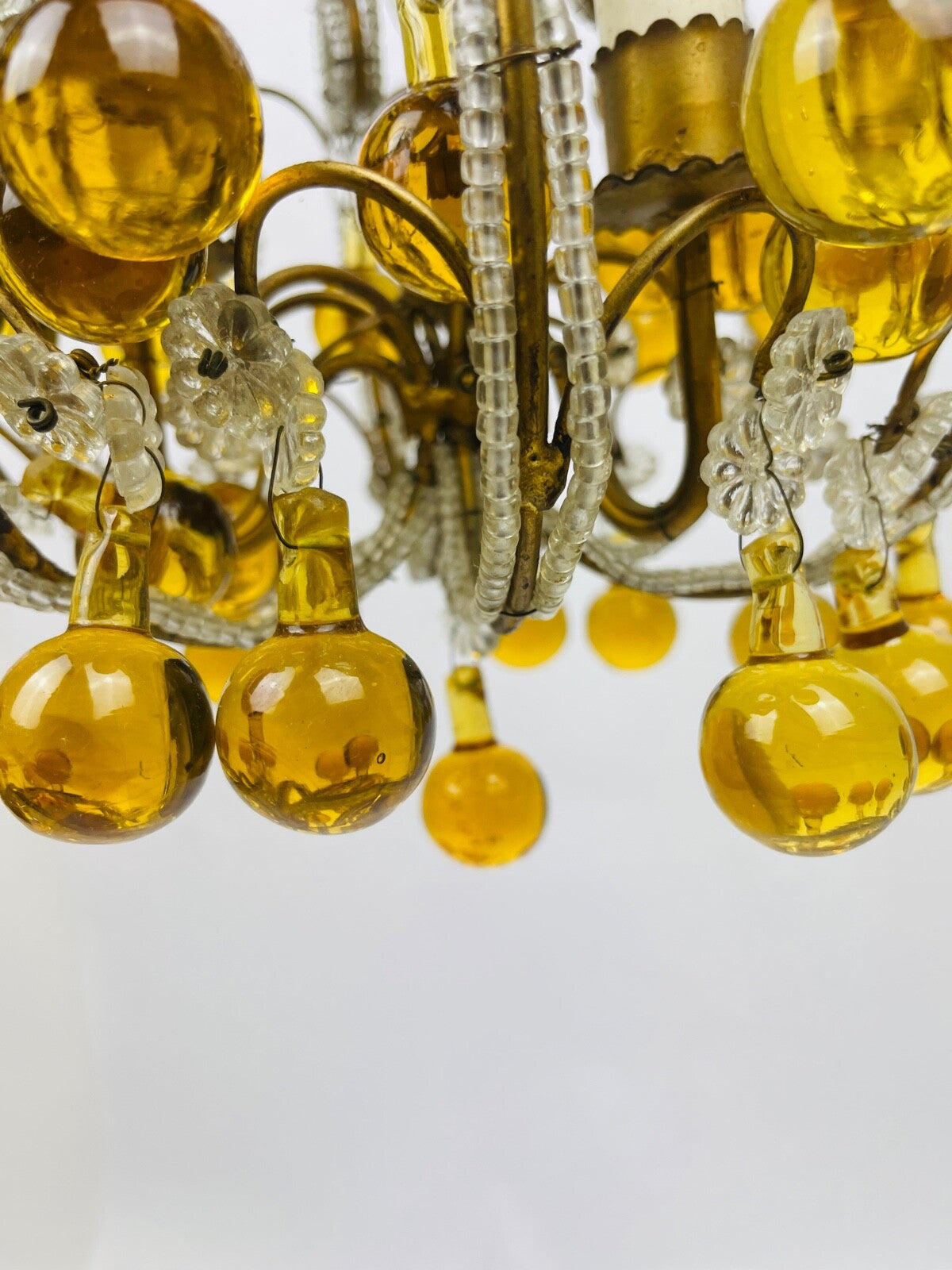Petit lustre en perles de cristal, gouttes ambrées et laiton, Années 20/30