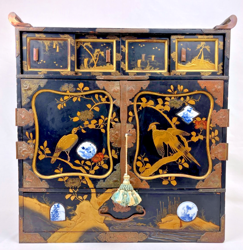 Cabinet En Laque Et Plaques De Porcelaine, Japon 19ème